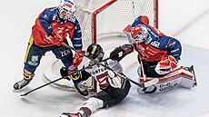 Michal �epík padá v souboji s Liborem Hájkem na hranici pardubického...