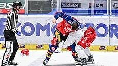 Patrik Poulí�ek v bitce s Petrem Sikorou ve druhém finále play off.