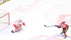 Ji�í Smejkal p�ekonává Marka Mazance v prvním finále extraligového play off.