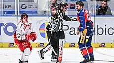 Petr Sikora po bitce s Patrikem Poulí�kem v záv�ru druhého extraligového finále.