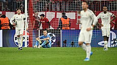 Zklamaní fotbalisté Realu Madrid po inkasované brance v duelu s Bayernem...