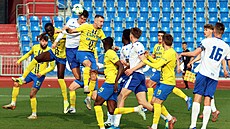Fotbalisté rezervy Baníku a Opavy v souboji po rohovém kopu Ostravan�.