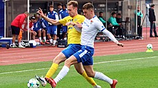 Za mí�em se �enou opavský Nikola Turanjanin a ostravský Martin Temel.