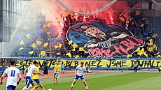 Choreo opavských fanou�k� p�i utkání s bé�kem Baníku.