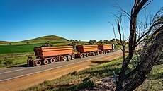 Nákladní souprava jedoucí po venkovské silnici v západní Austrálii. �idi�i...