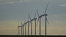 V�trníky na poli podél silnice Interstate 40 v texaském m�st� Vega (16. srpna...