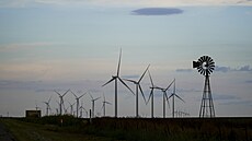 V�trníky na poli podél silnice Interstate 40 v texaském m�st� Vega (16. srpna...