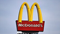 Sv�telný nápis McDonald�s nad jednou z provozoven �et�zce v Las Vegas v Nevad�...