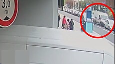 �ena vb�hla dodávce p�ímo pod kola