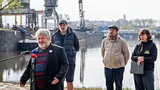 Jind�ich Petrlík (vlevo) ze spolku Arnika vystoupil na tiskové konferenci...