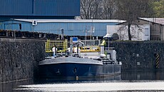 Lo� se spalovnou zdravotnického odpadu NAVI-MED 500 ve m�st� M�lník. (14. dubna...