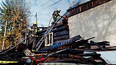 Hasi�i v obci Dobrá na Frýdecko-Místecku zasahovali u po�áru roubenky. (12....