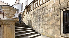 Kastelán zámku Nám욝 nad Oslavou Marek Bu� na �estném schodi�ti. (25. b�ezna...