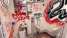 Poni�ené záchody v areálu fotbalového stadionu v Opav� od n�kterých fanou�k�...