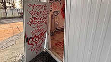 Poni�ené záchody v areálu fotbalového stadionu v Opav� od n�kterých fanou�k�...