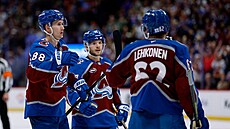 Úto�ník Colorada Martin Ne�as slaví se spoluhrá�i svou trefu proti Calgary.