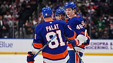 Ond�ej Palát, Matthew Schaefer (vpravo) a Tony DeAngelo slaví gól New Yorku...