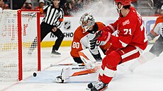 Branká� Philadelphie Dan Vlada� inkasuje z hole detroitského kapitána Dylana...