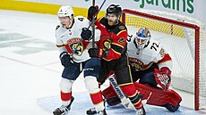 Marek Alscher (vlevo) z Floridy a Claude Giroux z Ottawy se p�etla�ují p�ed...