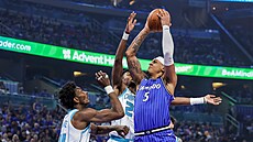 Paolo Banchero z Orlanda se tla�í do zakon�ení v p�edkole proti Charlotte.