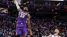 LeBron James z Los Angeles Lakers zakon�uje v utkání proti Golden State.