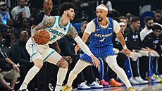 LaMelo Ball (vlevo) z Charlotte kontroluje situaci p�ed sebou, ze strany ho...