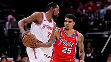 Kevin Durant (vlevo) z Houstonu si hlídá balon p�ed Dominickem Barlowem z...