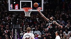 Brandon Ingram (vpravo) z Toronta zakon�uje b�hem utkání proti Miami.