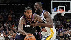 Jalen Green z Phoenixu se prodírá p�es Draymonda Greena z Golden State.