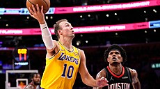 Luke Kennard z Los Angeles Lakers zakon�uje v zápase play off proti Houstonu.