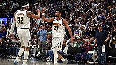 Aaron Gordon (vlevo) a Jamal Murray slaví vst�elený ko� Denveru b�hem zápasu...