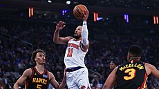Jalen Brunson z New York Knicks se tla�í do zakon�ení b�hem zápasu play off...
