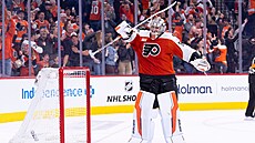 Daniel Vlada� slaví výhru a postup Philadelphie do play off.