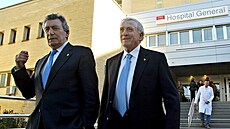 Bývalí hrá�i Realu Madrid Enrique Pérez (vlevo) a  José Emilio Santamaría v...