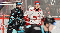 Andrej Nestra�il a Tory Dello p�ed karlovarskou brankou.