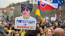 Slováci v Bratislav� i dal�ích m�stech demonstrovali proti plán�m vlády Roberta...