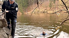 Jeden strá�ník sko�il do vody, druhý nasadil ferratový úvazek a vydali se na...