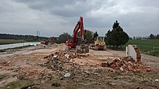 T�ká technika dokon�uje demolici motocentra u dálnice D3 na okraji Tábora....