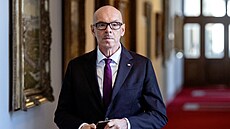 Ministr kultury Oto Klempí� p�ichází na jednání vlády (2. dubna 2026)