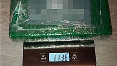 Dealer m�l v nuselském byt� schovaný balík pen�z, kila drog i st�elné zbran�.