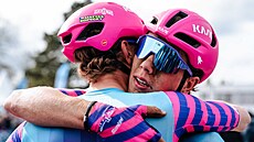 Matyá� Kopecký v objetí s bratrem Tomá�em.