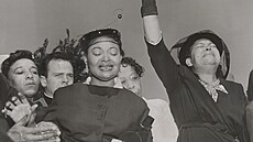Mamie Tillová (uprost�ed) na poh�bu svého syna, Chicago (6. zá�í 1955)