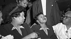 Mamie Tillová (uprost�ed) na poh�bu svého syna, Chicago (6. zá�í 1955)