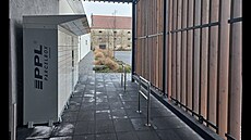 Litomy�l. Boxy u parkovi�t� supermarketu neru�í, jsou skryté.