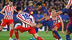 Barcelonský úto�ník Lamine Yamal kli�kuje mezi t�emi protivníky z Atlétika...