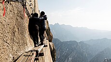 Strmé skály, úzká prkna nad propastí a víra, která �ene poutníky vzh�ru. �ínská...