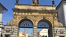 Plze�ský Prazdroj má ve svém logu trochu bizarn� svou vlastní vrátnici �...