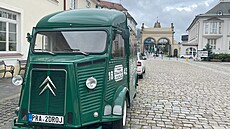 Nádvo�í v areálu Prazdroje s autem v barvách pivovaru a legendární restaurací...