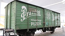 P�ed vnit�ní vrátnicí Plze�ského Prazdroje je vystaven historický vagon, který...