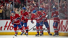 Cole Caufield slaví se spoluhrá�i z Montreal Canadiens jubilejní padesátou...
